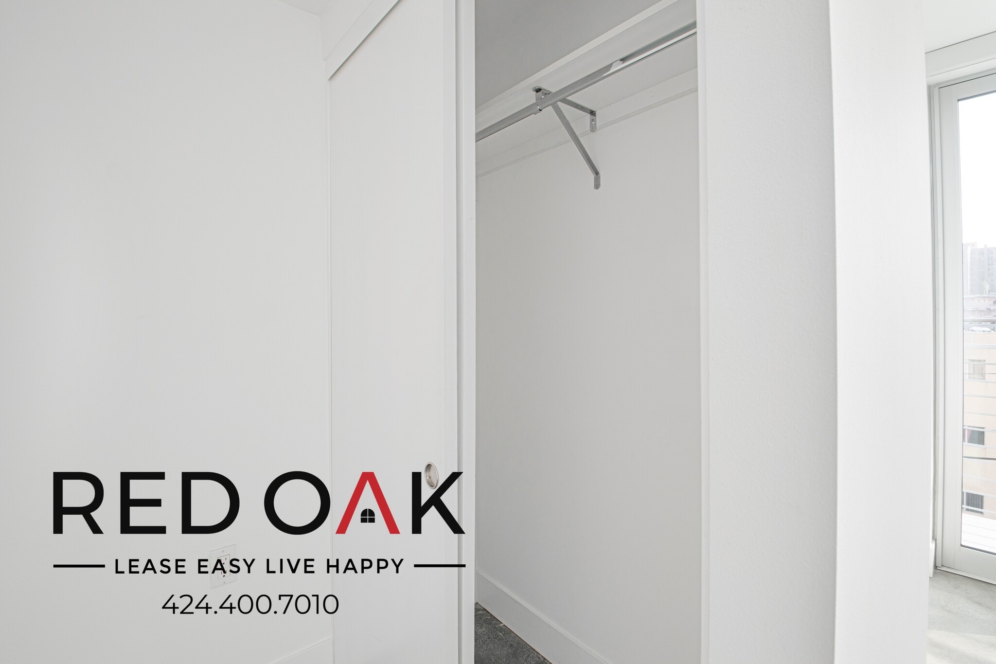 Building Photo - 453 S Kenmore Ave