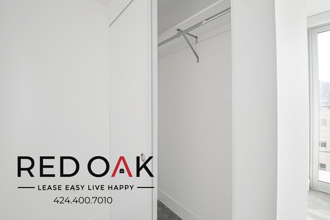 Building Photo - 453 S Kenmore Ave