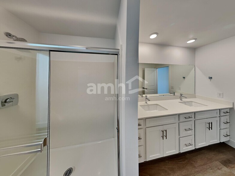 Building Photo - 9635 Harkes Dr