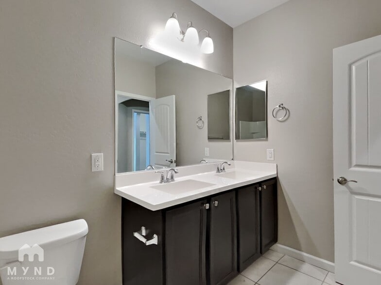 Building Photo - 1367 S Country Club Dr