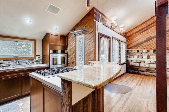 Building Photo - 1525 Crestmore Pl