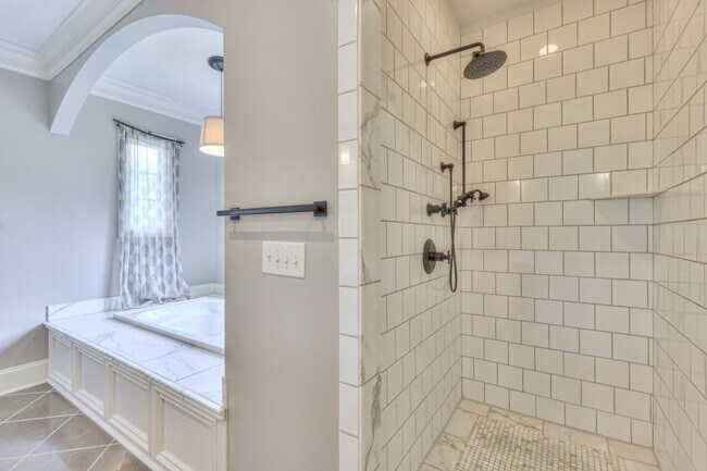 Building Photo - Stunning Executive Townhome in the Heart o...