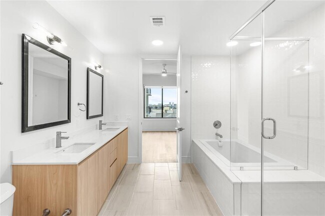 Building Photo - 2311 Westheimer Rd