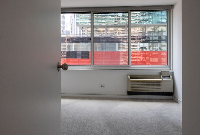 Building Photo - Streeterville Upgraded 2b/2b High-rise Condo