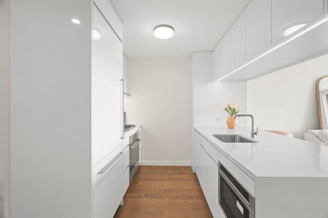 Building Photo - 99 Hudson St