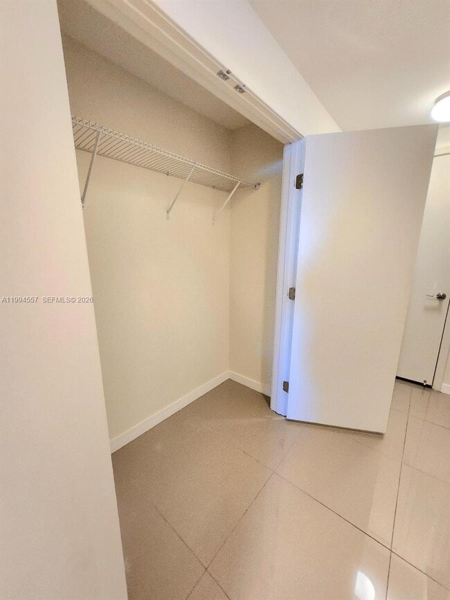 Building Photo - 999 SW 1st Ave