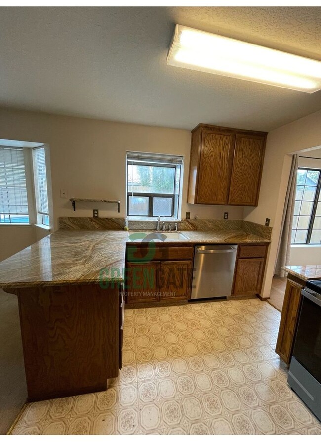 Building Photo - PRICE REDUCED! Beautiful 3 bedroom 2.5 Bath home READY NOW in MODESTO!! With POOL!!