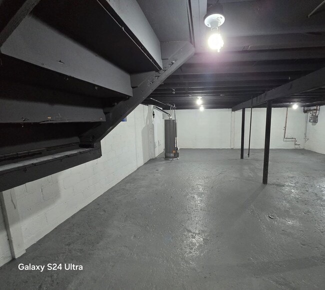 Building Photo - Beautifully Renovated 3-Bedroom Home – We ...