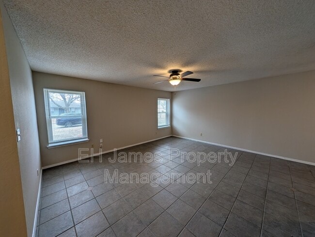 Building Photo - 316 S Ave E