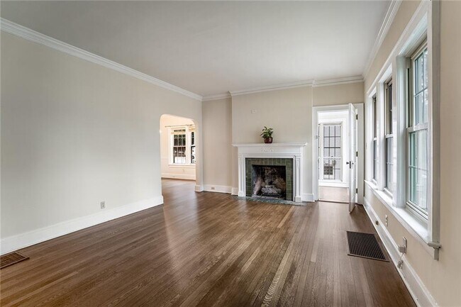 Building Photo - 2918 N Hills Dr NE