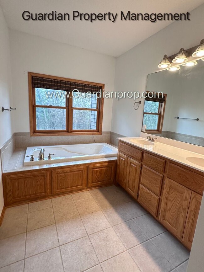 Building Photo - Minnetonka Home, 3 Car Garage, Large Primary, Updated Kitchen, Patio