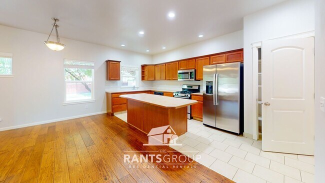 Building Photo - Beautiful 3 bed/2.5 bath Lacey Home with JBLM Access!