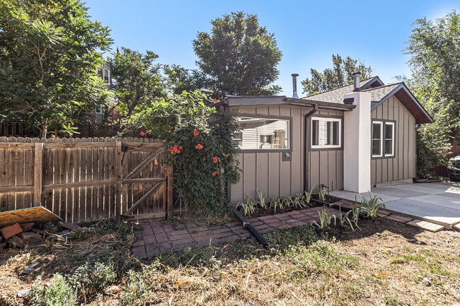 Building Photo - "Charming 3-Bed Oasis with Gleaming Hardwood Floors in the Heart of Boulder!"