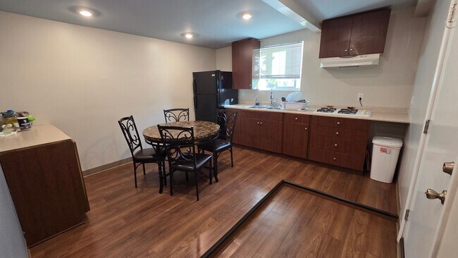 Building Photo - Spacious and Cozy studio!