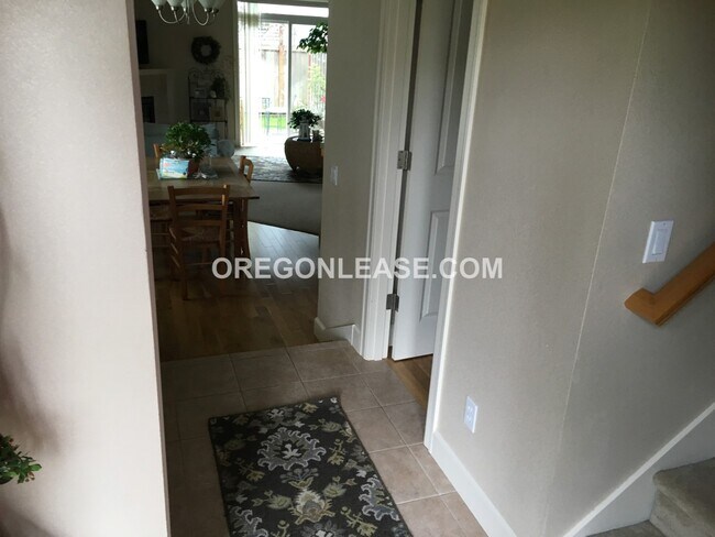 Building Photo - 3 bed 2.5 bath townhome in North Eugene