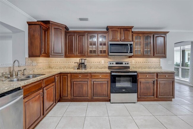 Building Photo - 812 Holly Ln