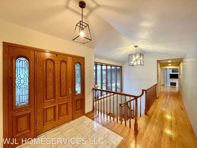 Building Photo - 4 br, 3.5 bath House - 8611 NE 26th Pl