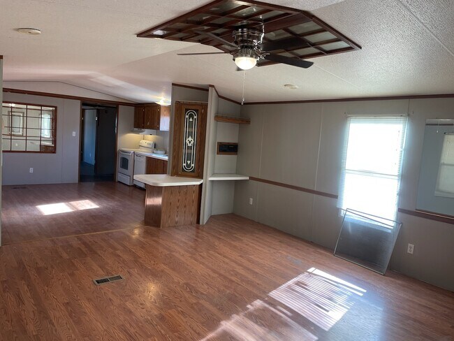 Building Photo - 10 Village Green Ct