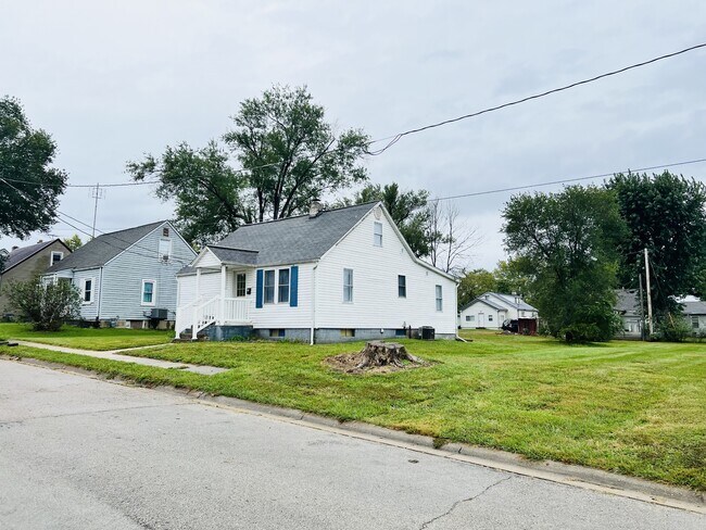 Building Photo - 907 N Maple St