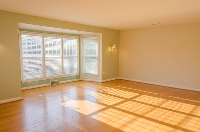 Building Photo - 2bd/1ba Seattle Home