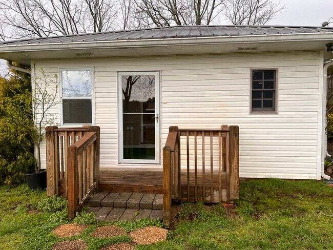 Building Photo - Cute 2 bed/ 1 Bath! Available now!