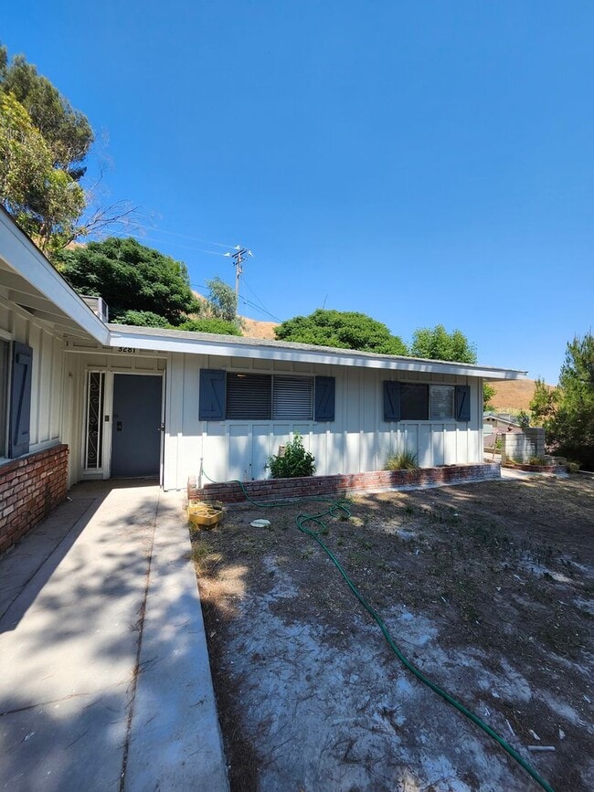 Building Photo - Newly Renovated! Spacious 4-Bed, 2-Bath Ho...