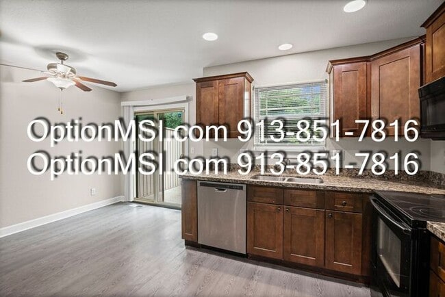 Building Photo - Townhome available in Piper schools
