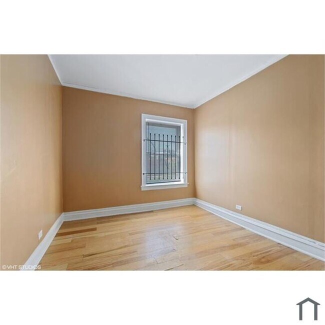 Building Photo - 1140 W 77th St