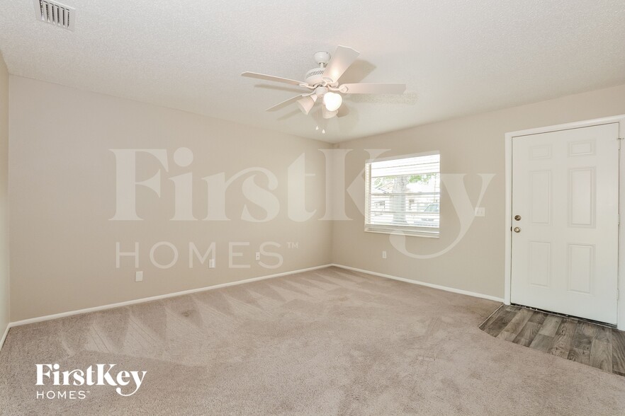 Building Photo - 910 Clayton Dr