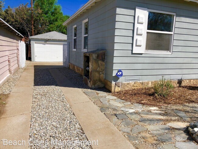 Building Photo - 3 br, 1 bath House - 213 E 45th Street