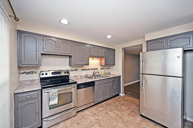 Building Photo - 920 Woodlyn Dr N