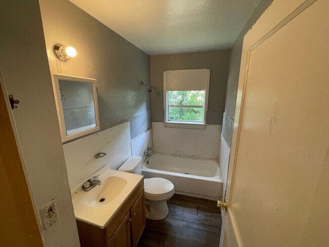 Building Photo - Spacious 3 Bedroom Home with Central AC