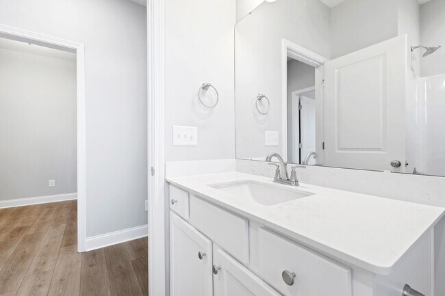 Building Photo - Bright & Spacious 3BR Home w/ 3-Car Garage...