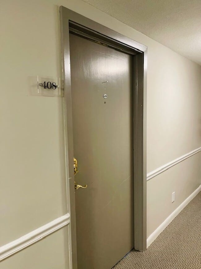 Building Photo - Myers Park Condo, Move-In Ready! All utili...
