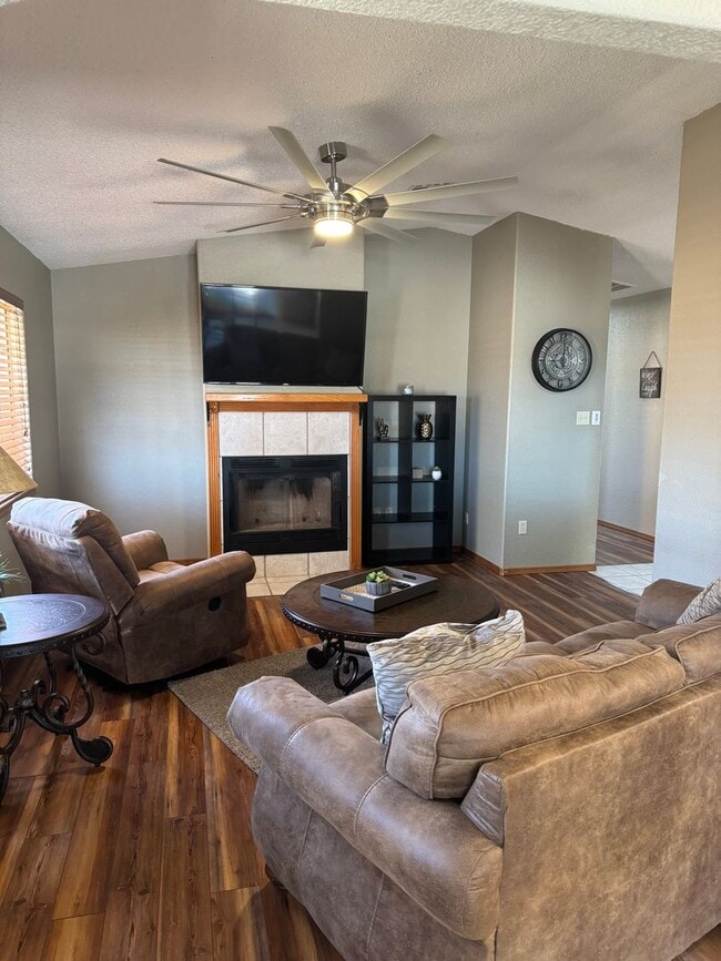 Building Photo - Fully Furnished Rental