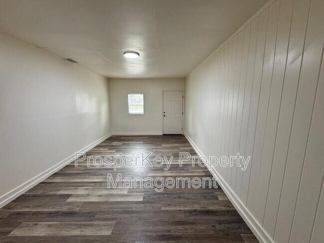 Building Photo - 3660 Stratford Dr