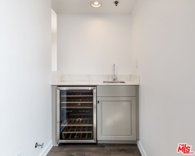 Building Photo - 230 S Hamilton Dr