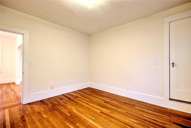 Building Photo - 127 Evergreen St