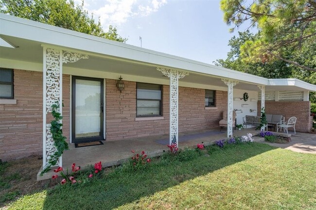 Building Photo - 2200 US-81