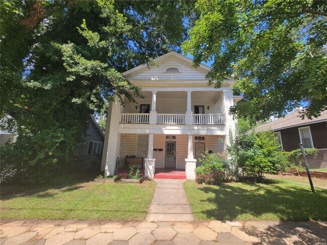 Building Photo - 2 Bedroom 1 Bath in Triplex in the Beautiful Garden District