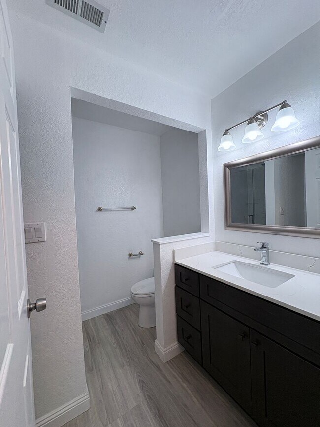 Building Photo - Charming Townhouse Located In Foster City Available Now!