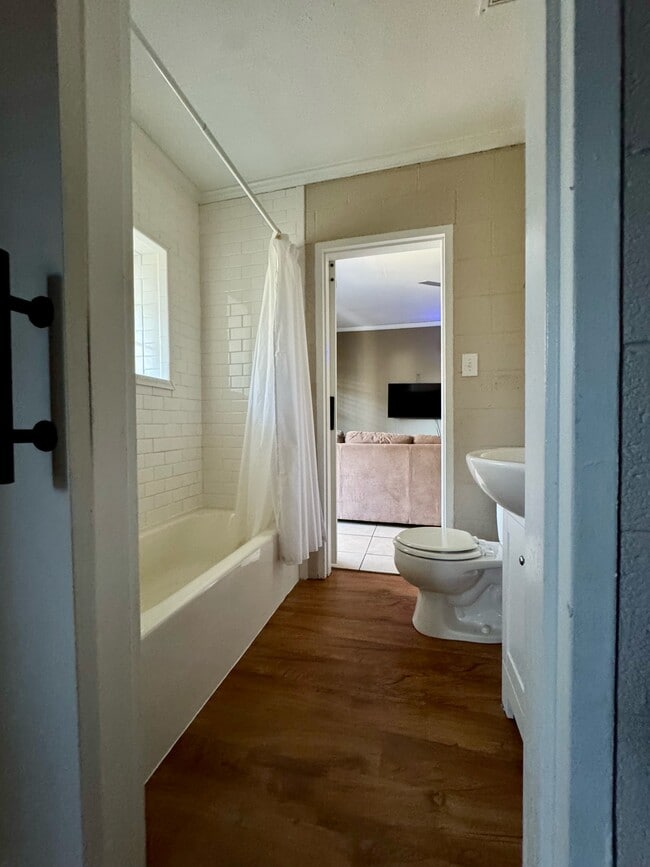 Building Photo - 402 S Holly St