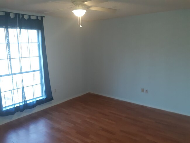 Building Photo - Cute Two Bedroom Two Full Bath Second Floo...