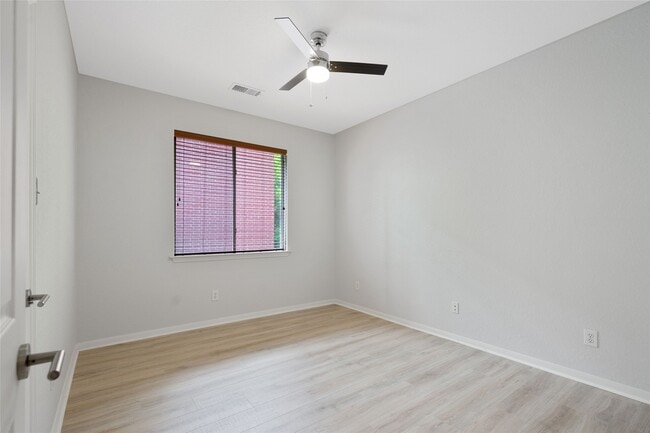 Building Photo - 30 Taupewood Pl