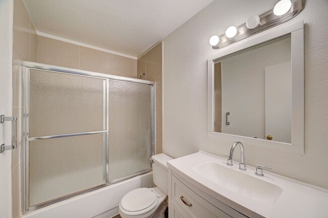 Building Photo - Beautifully remodeled ground-floor, 2 bed 2 bath condo