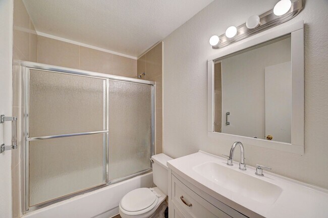 Building Photo - Welcome to this beautifully remodeled grou...