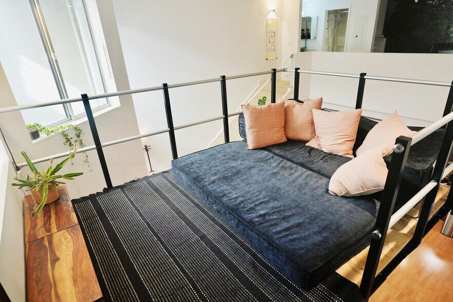 Building Photo - 670 5th St