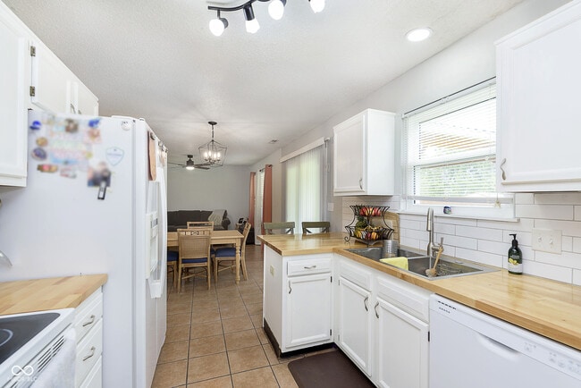 Building Photo - 266 E Pine Ridge Dr