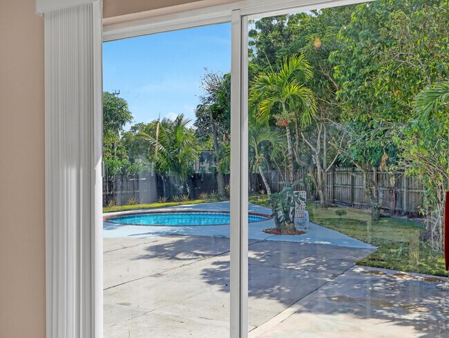 Building Photo - 1950 Wisteria St