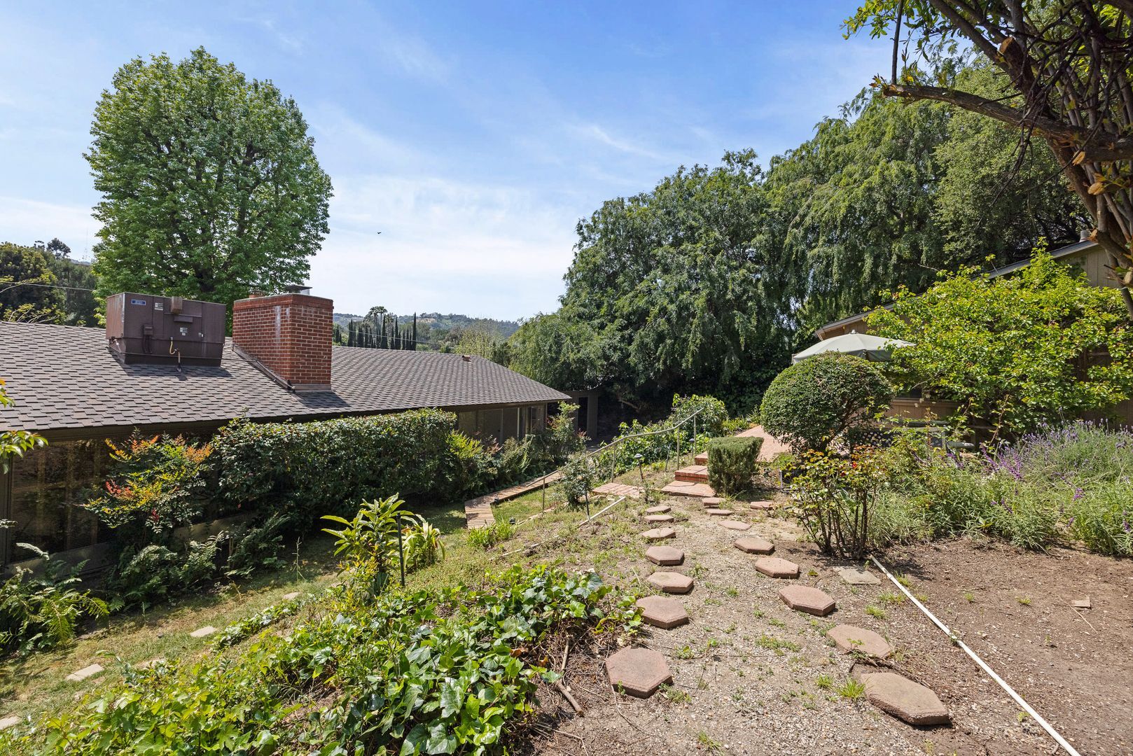 Building Photo - Classic Mid-Century home moments from Fryman Canyon